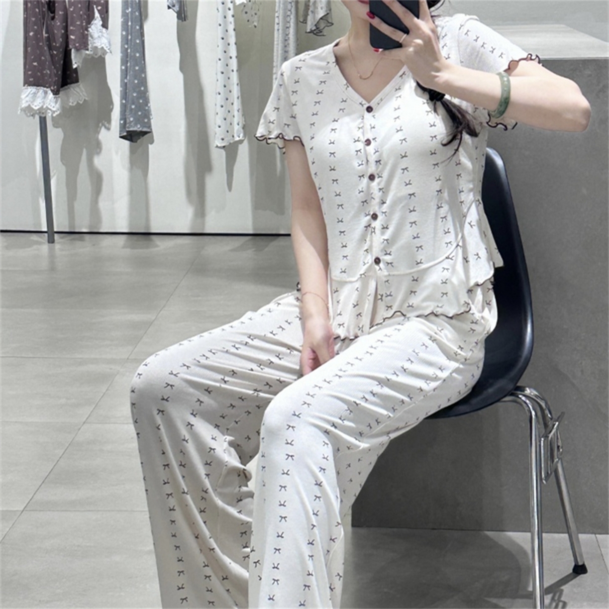 91家纺网 家纺一手货源 找家纺 妍景家居生活馆 2026新款短长 胸垫款蝴蝶结家居服 浅咖