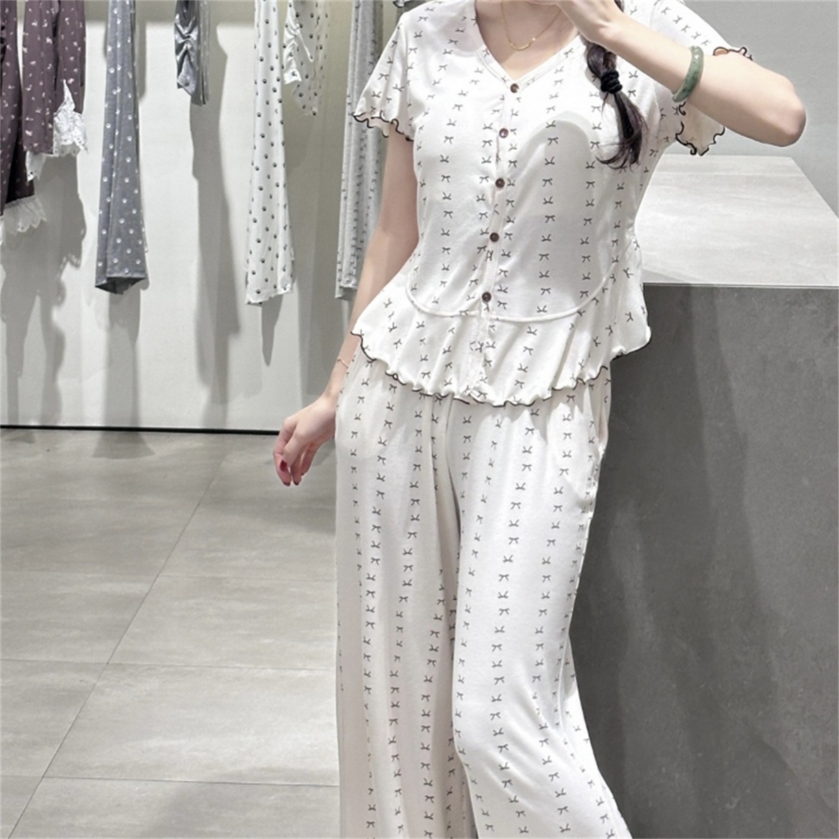 91家纺网 家纺一手货源 找家纺 妍景家居生活馆 2026新款短长 胸垫款蝴蝶结家居服 浅咖