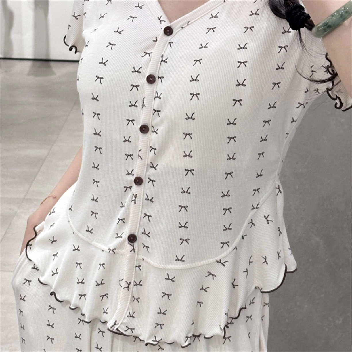 91家纺网 家纺一手货源 找家纺 妍景家居生活馆 2026新款短长 胸垫款蝴蝶结家居服 浅咖