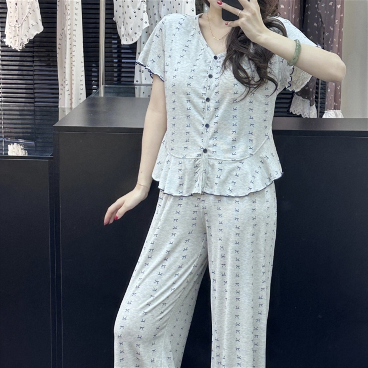 91家纺网 家纺一手货源 找家纺 妍景家居生活馆 2026新款短长 胸垫款蝴蝶结家居服 浅灰