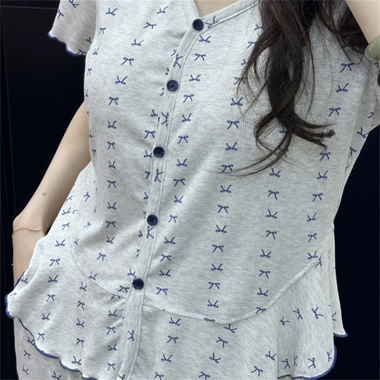 91家纺网 家纺一手货源 找家纺 妍景家居生活馆 2026新款短长 胸垫款蝴蝶结家居服 浅灰