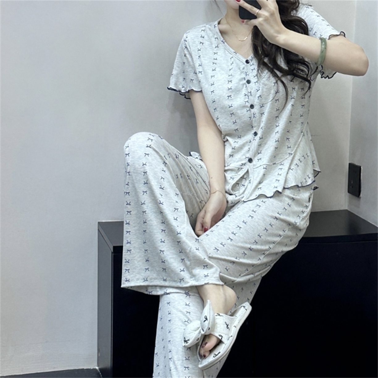 91家纺网 家纺一手货源 找家纺 妍景家居生活馆 2026新款短长 胸垫款蝴蝶结家居服 浅灰