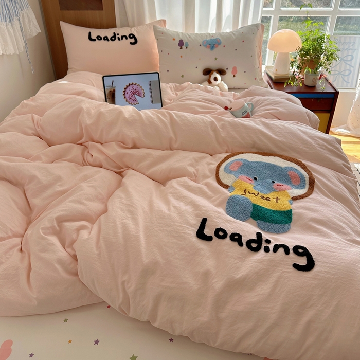 91家纺网 家纺一手货源 找家纺 顾里家纺 2026新款治愈韩风毛巾绣云朵棉四件套 甜品小象