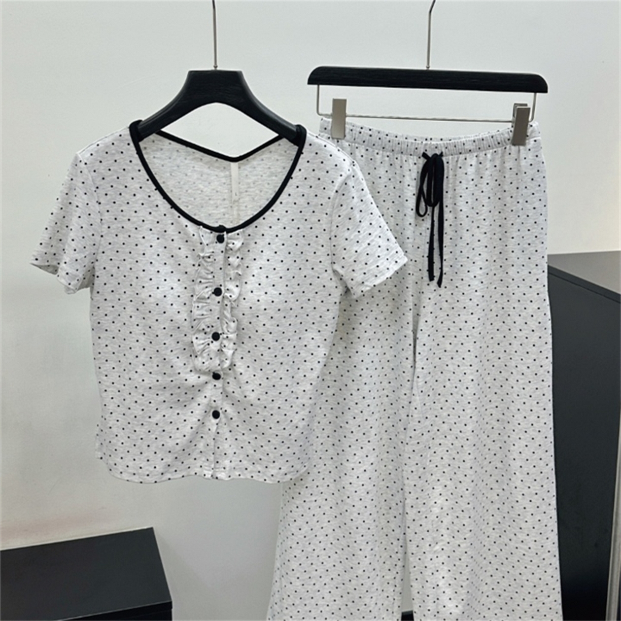 91家纺网 家纺一手货源 找家纺 （总）妍景家居生活馆 2026新款木耳边黑波点短长家居服