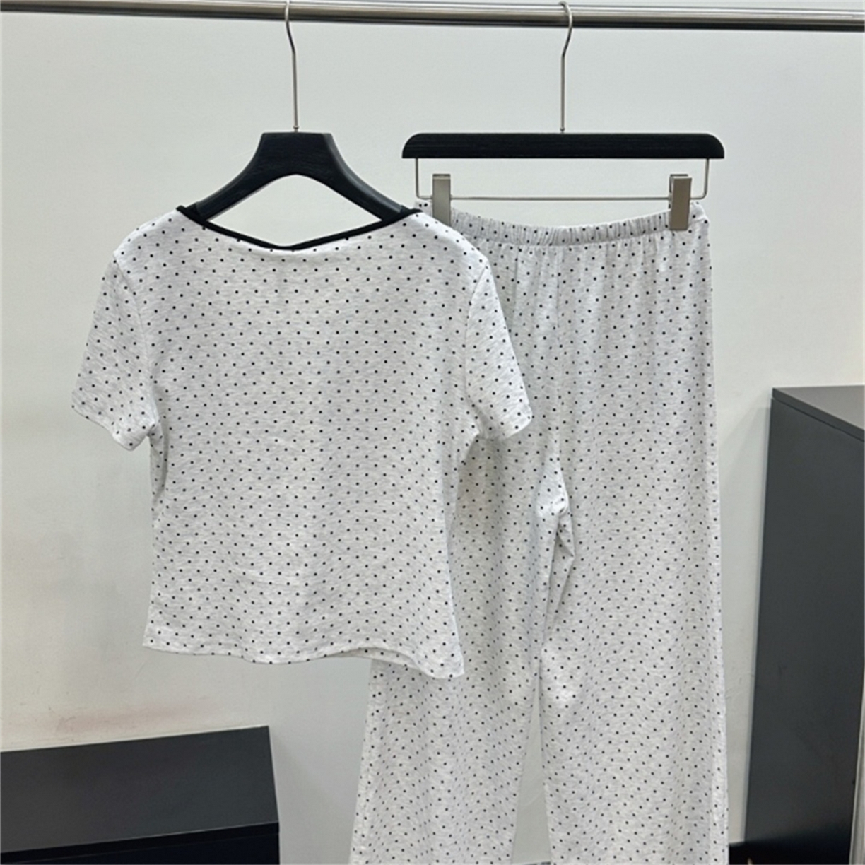 91家纺网 家纺一手货源 找家纺 （总）妍景家居生活馆 2026新款木耳边黑波点短长家居服