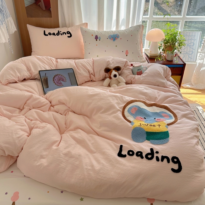 91家纺网 家纺一手货源 找家纺 顾里家纺 2026新款治愈韩风毛巾绣云朵棉四件套 甜品小象