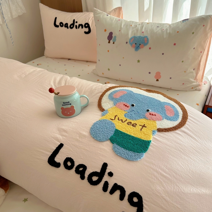 91家纺网 家纺一手货源 找家纺 顾里家纺 2026新款治愈韩风毛巾绣云朵棉四件套 甜品小象