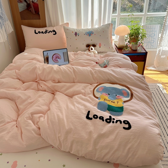 91家纺网 家纺一手货源 找家纺 顾里家纺 2026新款治愈韩风毛巾绣云朵棉四件套 甜品小象