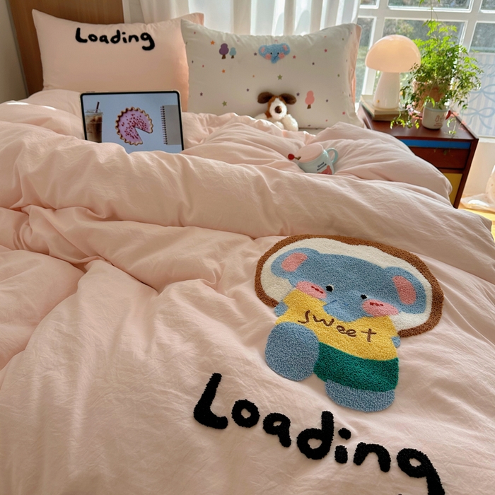 91家纺网 家纺一手货源 找家纺 顾里家纺 2026新款治愈韩风毛巾绣云朵棉四件套 甜品小象