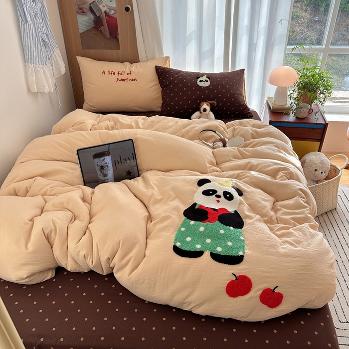 91家纺网 家纺一手货源 找家纺 顾里家纺 2026新款治愈韩风毛巾绣云朵棉四件套 苹果奥利熊