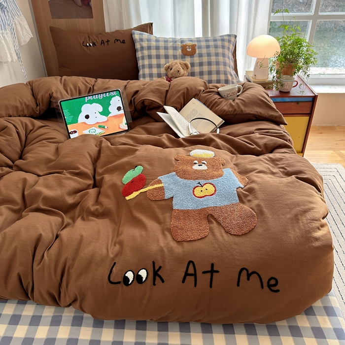 91家纺网 家纺一手货源 找家纺 顾里家纺 2026新款治愈韩风毛巾绣云朵棉四件套 俏皮小熊