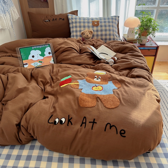 91家纺网 家纺一手货源 找家纺 顾里家纺 2026新款治愈韩风毛巾绣云朵棉四件套 俏皮小熊