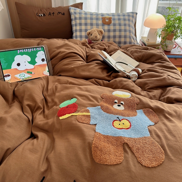 91家纺网 家纺一手货源 找家纺 顾里家纺 2026新款治愈韩风毛巾绣云朵棉四件套 俏皮小熊