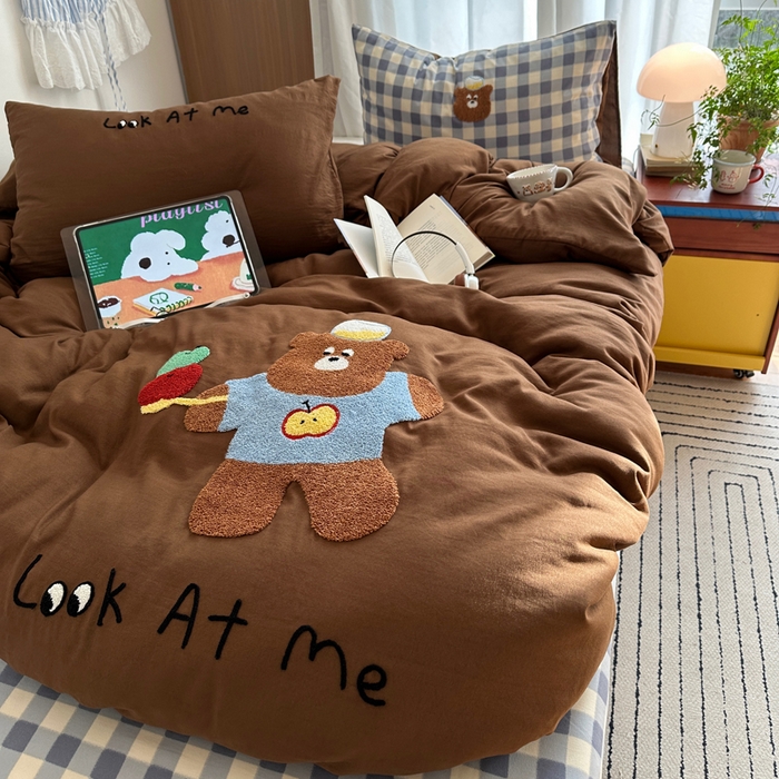 91家纺网 家纺一手货源 找家纺 顾里家纺 2026新款治愈韩风毛巾绣云朵棉四件套 俏皮小熊