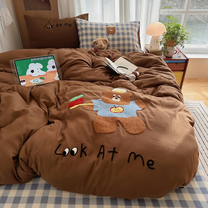 91家纺网 家纺一手货源 找家纺 顾里家纺 2026新款治愈韩风毛巾绣云朵棉四件套 俏皮小熊