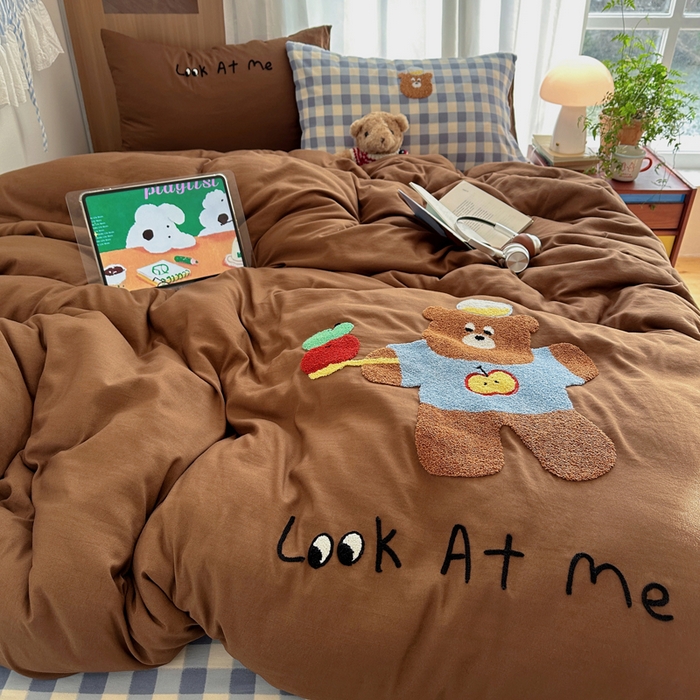 91家纺网 家纺一手货源 找家纺 顾里家纺 2026新款治愈韩风毛巾绣云朵棉四件套 俏皮小熊