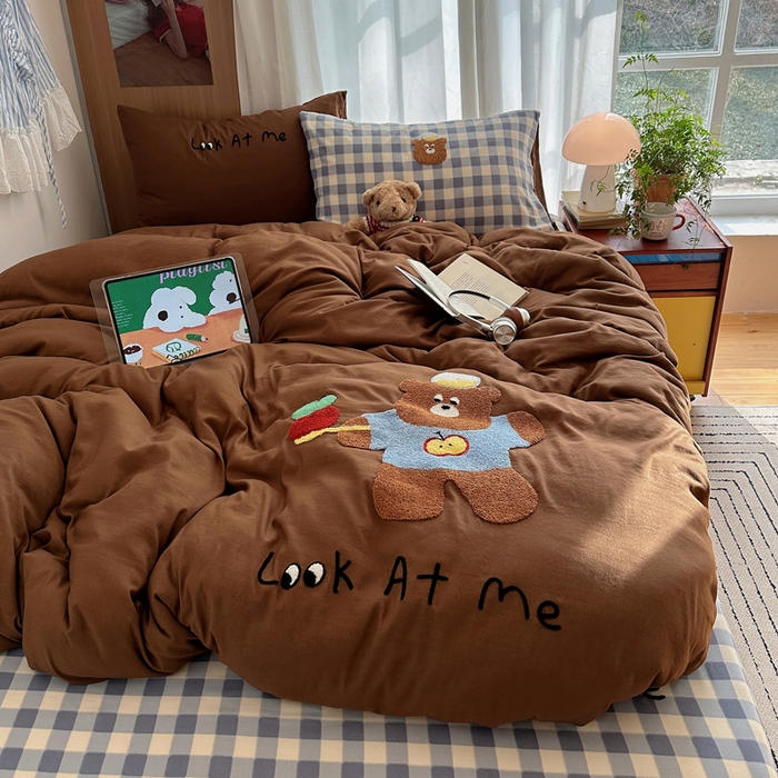 91家纺网 家纺一手货源 找家纺 顾里家纺 2026新款治愈韩风毛巾绣云朵棉四件套 俏皮小熊