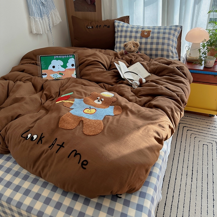 91家纺网 家纺一手货源 找家纺 顾里家纺 2026新款治愈韩风毛巾绣云朵棉四件套 俏皮小熊