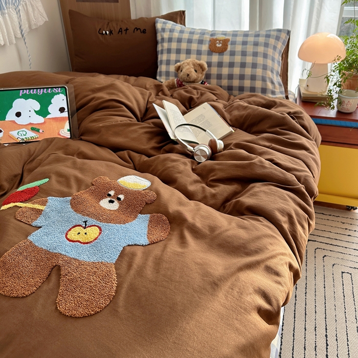 91家纺网 家纺一手货源 找家纺 顾里家纺 2026新款治愈韩风毛巾绣云朵棉四件套 俏皮小熊