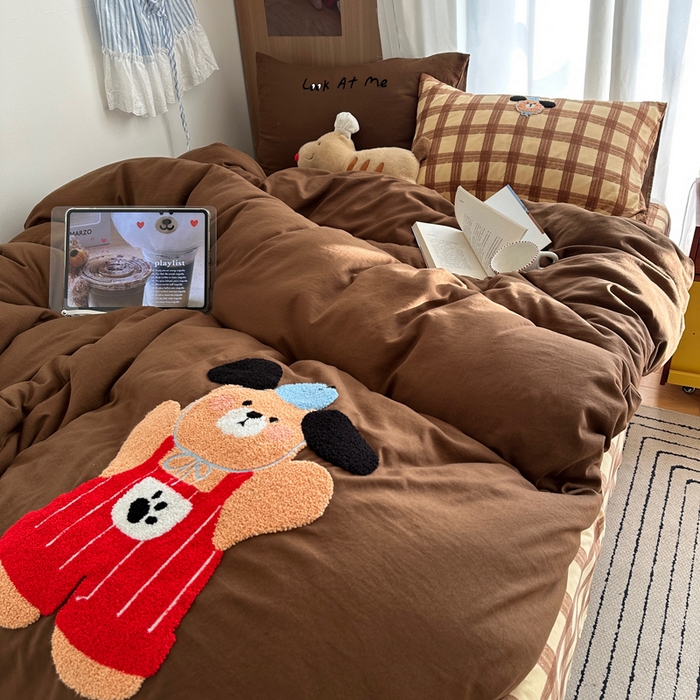 91家纺网 家纺一手货源 找家纺 顾里家纺 2026新款治愈韩风毛巾绣云朵棉四件套 呆萌小熊