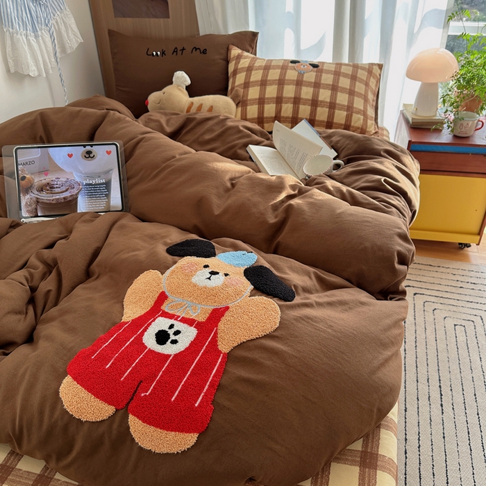 91家纺网 家纺一手货源 找家纺 顾里家纺 2026新款治愈韩风毛巾绣云朵棉四件套 呆萌小熊