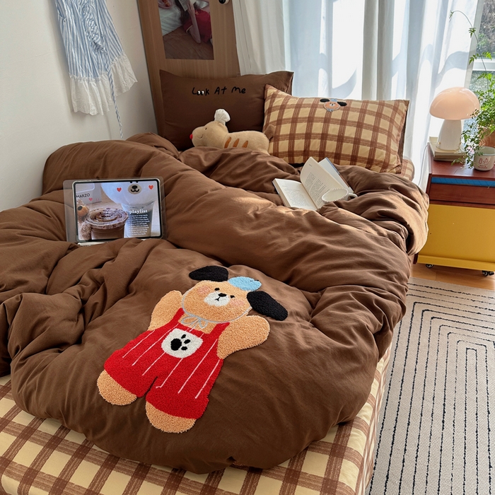 91家纺网 家纺一手货源 找家纺 顾里家纺 2026新款治愈韩风毛巾绣云朵棉四件套 呆萌小熊