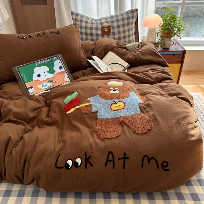 91家纺网 家纺一手货源 找家纺 顾里家纺 2026新款治愈韩风毛巾绣云朵棉四件套 俏皮小熊