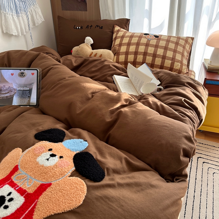 91家纺网 家纺一手货源 找家纺 顾里家纺 2026新款治愈韩风毛巾绣云朵棉四件套 呆萌小熊