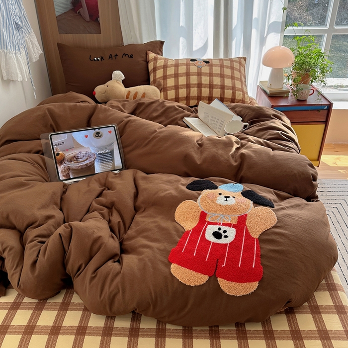 91家纺网 家纺一手货源 找家纺 顾里家纺 2026新款治愈韩风毛巾绣云朵棉四件套 呆萌小熊