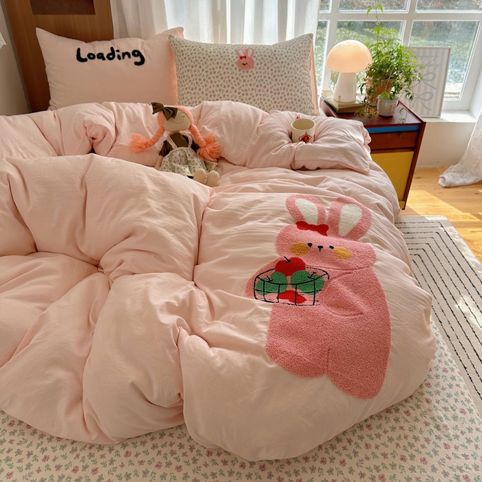 91家纺网 家纺一手货源 找家纺 顾里家纺 2026新款治愈韩风毛巾绣云朵棉四件套 碎花粉兔