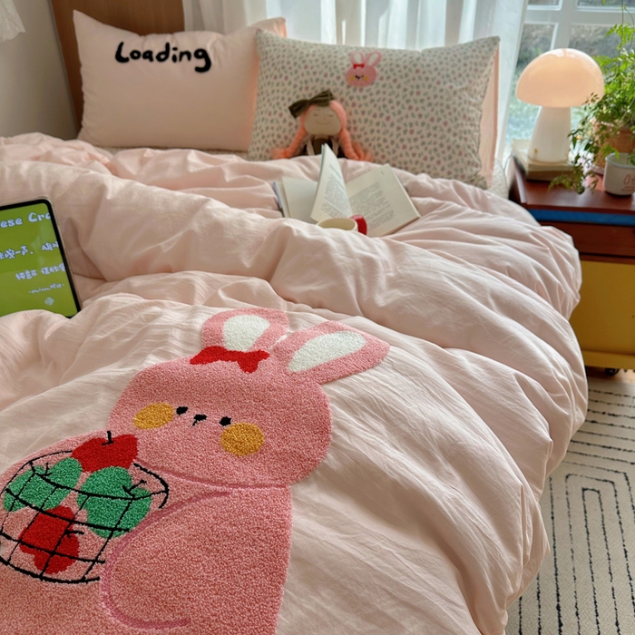 91家纺网 家纺一手货源 找家纺 顾里家纺 2026新款治愈韩风毛巾绣云朵棉四件套 碎花粉兔