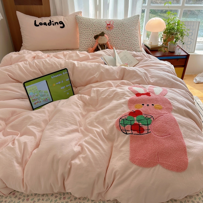 91家纺网 家纺一手货源 找家纺 顾里家纺 2026新款治愈韩风毛巾绣云朵棉四件套 碎花粉兔