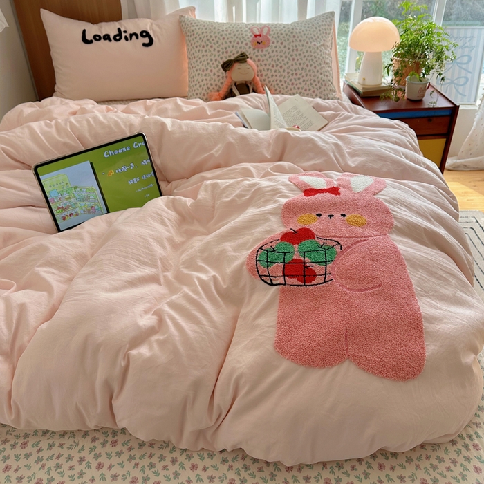 91家纺网 家纺一手货源 找家纺 顾里家纺 2026新款治愈韩风毛巾绣云朵棉四件套 碎花粉兔