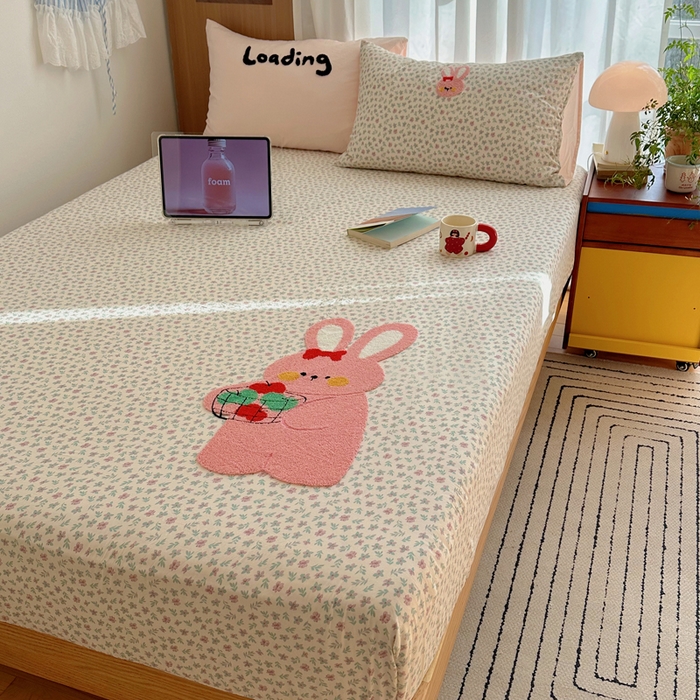 91家纺网 家纺一手货源 找家纺 顾里家纺 2026新款治愈韩风毛巾绣云朵棉四件套 碎花粉兔