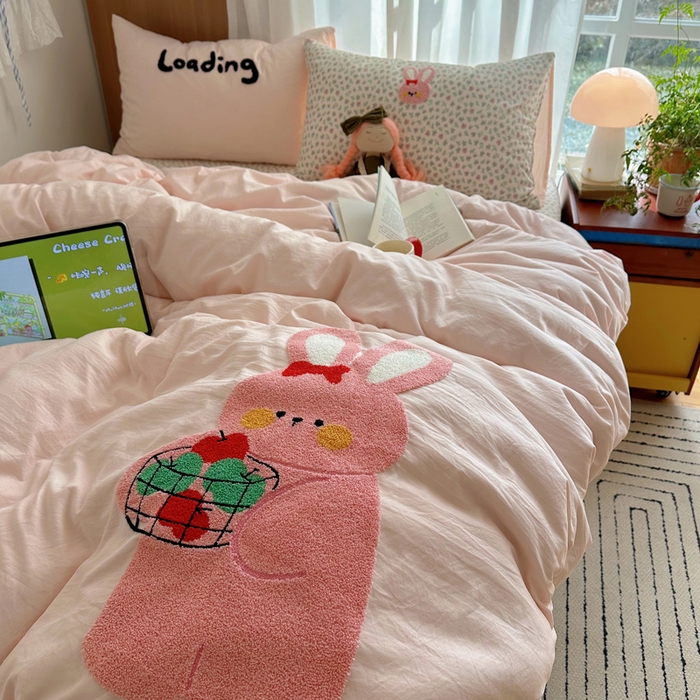 91家纺网 家纺一手货源 找家纺 顾里家纺 2026新款治愈韩风毛巾绣云朵棉四件套 碎花粉兔