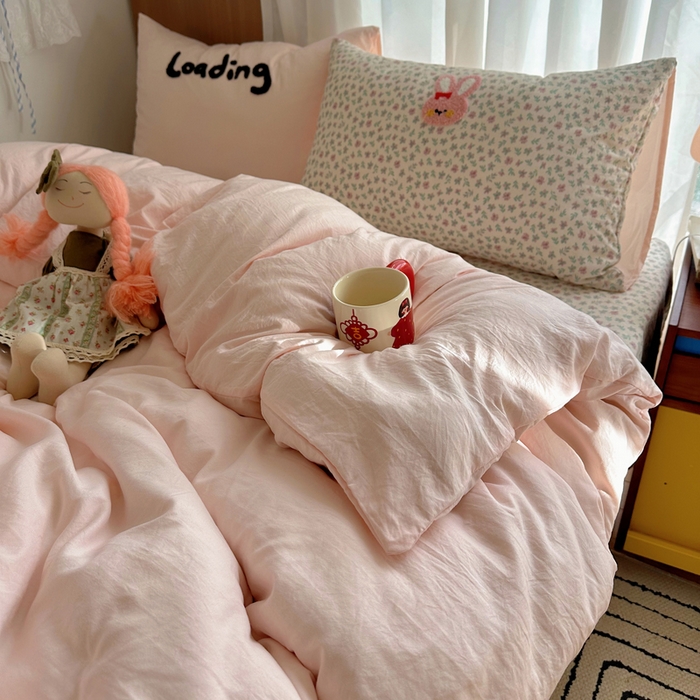 91家纺网 家纺一手货源 找家纺 顾里家纺 2026新款治愈韩风毛巾绣云朵棉四件套 碎花粉兔