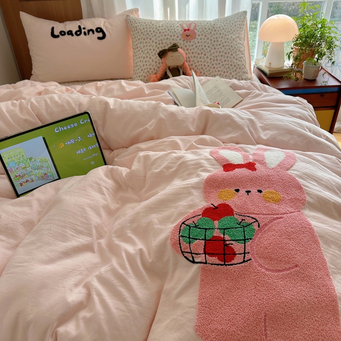 91家纺网 家纺一手货源 找家纺 顾里家纺 2026新款治愈韩风毛巾绣云朵棉四件套 碎花粉兔