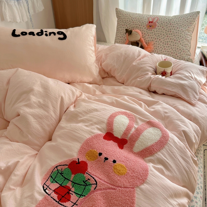 91家纺网 家纺一手货源 找家纺 顾里家纺 2026新款治愈韩风毛巾绣云朵棉四件套 碎花粉兔