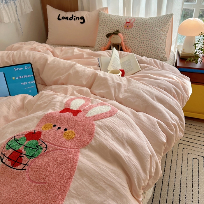 91家纺网 家纺一手货源 找家纺 顾里家纺 2026新款治愈韩风毛巾绣云朵棉四件套 碎花粉兔