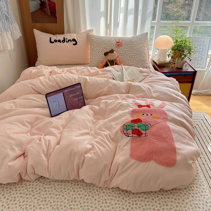 91家纺网 家纺一手货源 找家纺 顾里家纺 2026新款治愈韩风毛巾绣云朵棉四件套 碎花粉兔