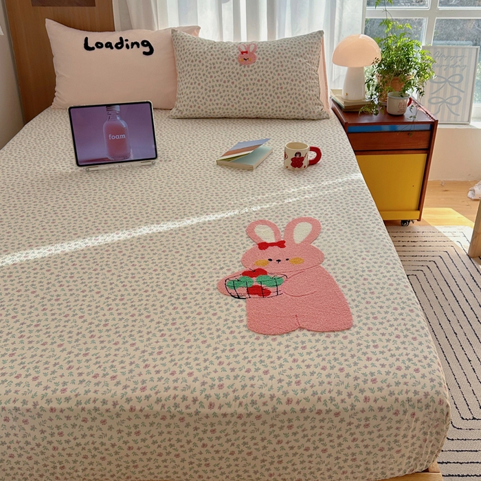 91家纺网 家纺一手货源 找家纺 顾里家纺 2026新款治愈韩风毛巾绣云朵棉四件套 碎花粉兔