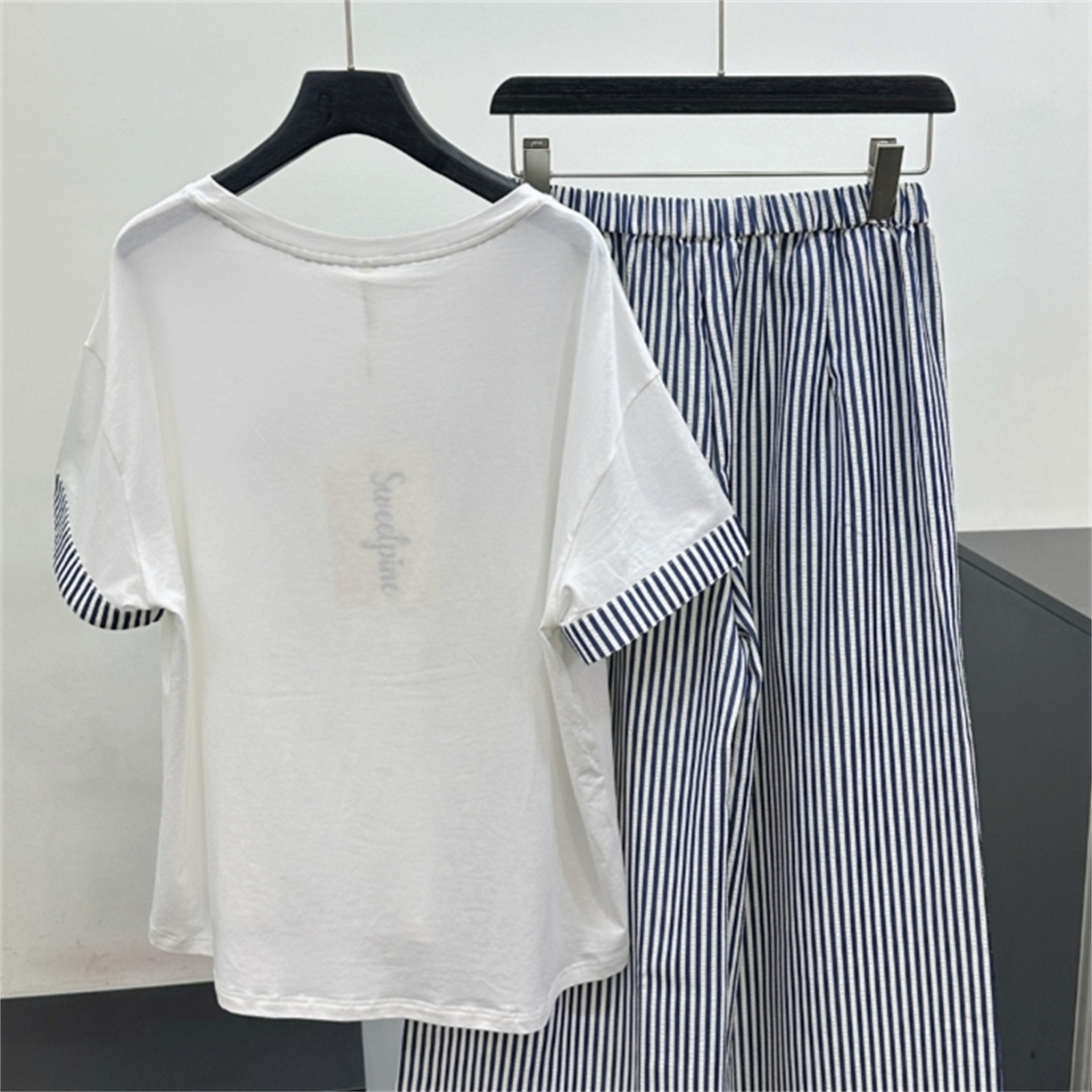 91家纺网 家纺一手货源 找家纺 （总）妍景家居生活馆 2026新款竖条小奶狗家居服