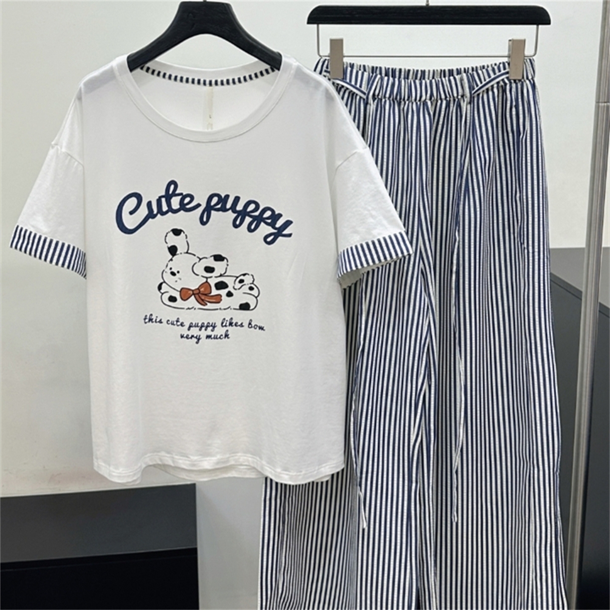 91家纺网 家纺一手货源 找家纺 （总）妍景家居生活馆 2026新款竖条小奶狗家居服