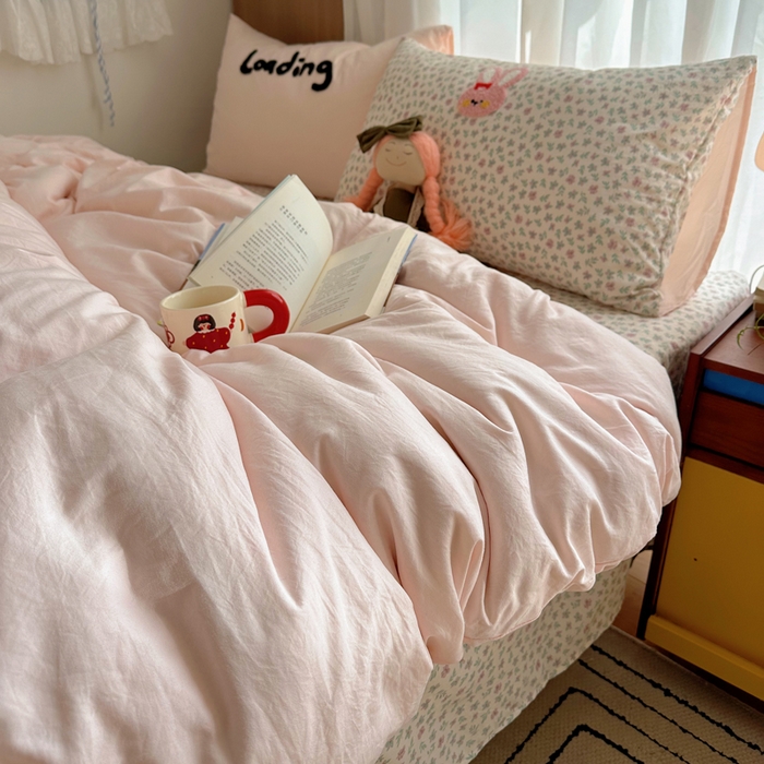 91家纺网 家纺一手货源 找家纺 顾里家纺 2026新款治愈韩风毛巾绣云朵棉四件套 碎花粉兔