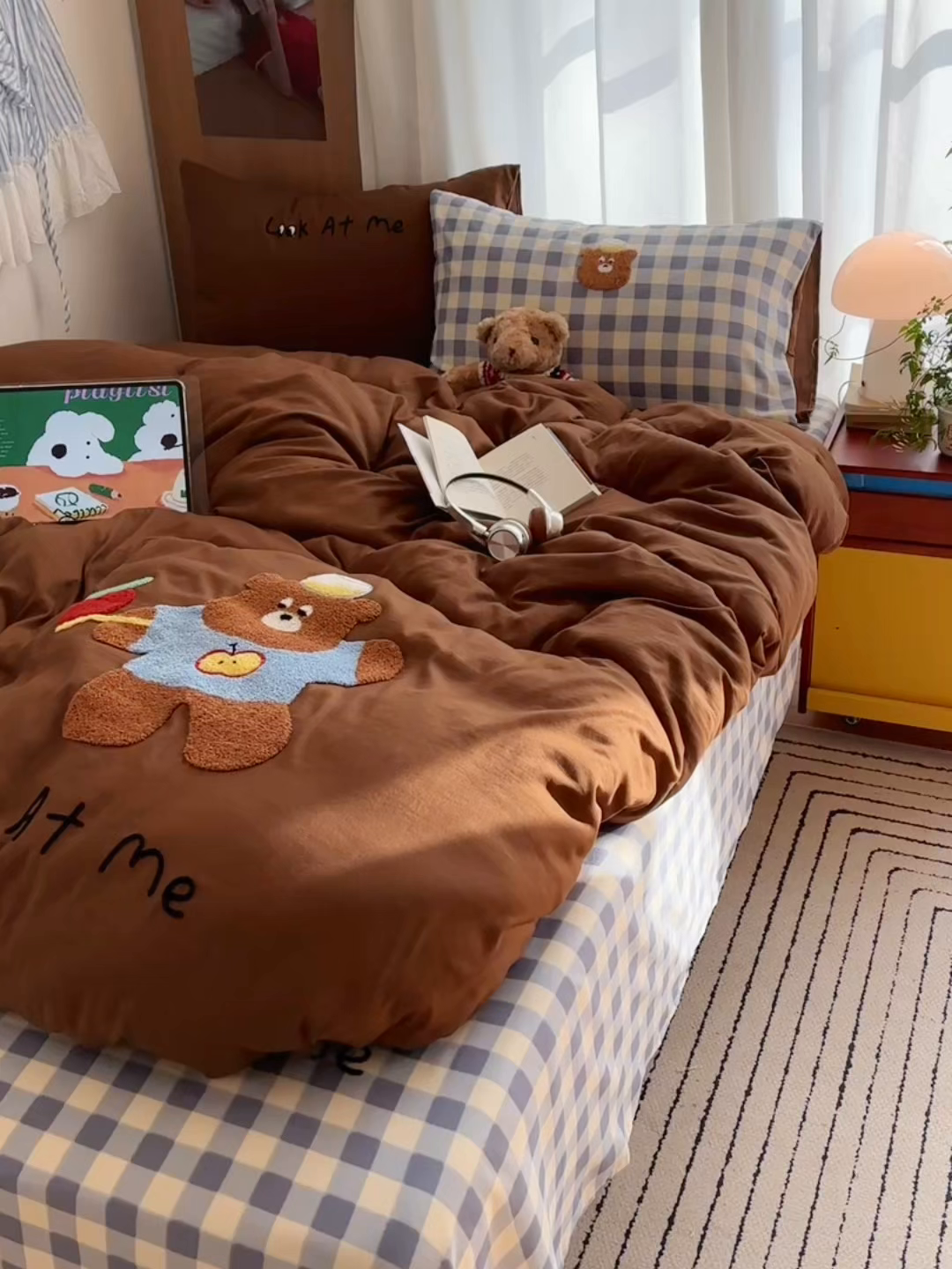 91家纺网 家纺一手货源 找家纺 顾里家纺 2026新款治愈韩风毛巾绣云朵棉四件套 俏皮小熊