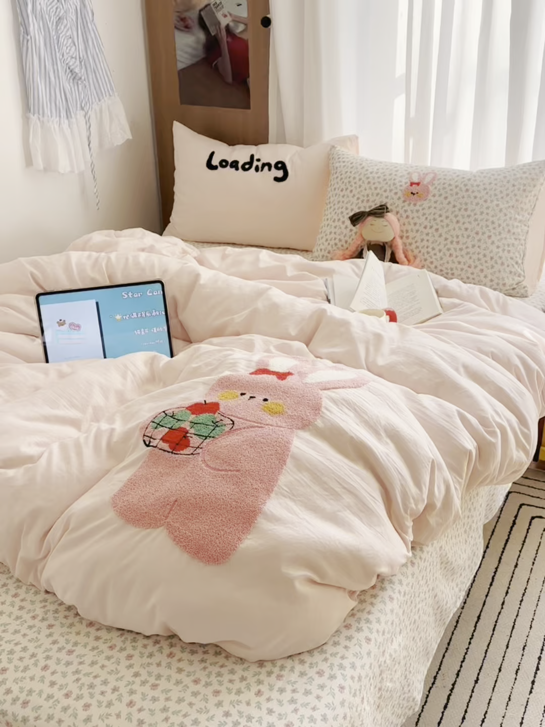 91家纺网 家纺一手货源 找家纺 顾里家纺 2026新款治愈韩风毛巾绣云朵棉四件套 碎花粉兔