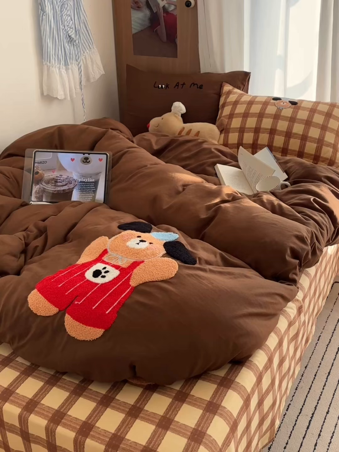 91家纺网 家纺一手货源 找家纺 顾里家纺 2026新款治愈韩风毛巾绣云朵棉四件套 呆萌小熊