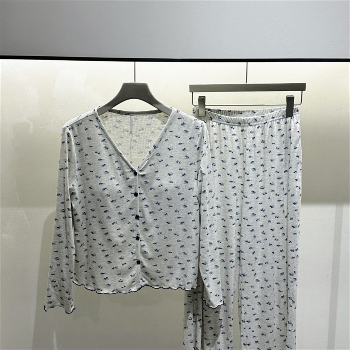 91家纺网 家纺一手货源 找家纺 （总）妍景家居生活馆 2026新款针织棉 长袖碎花浅蓝家居服