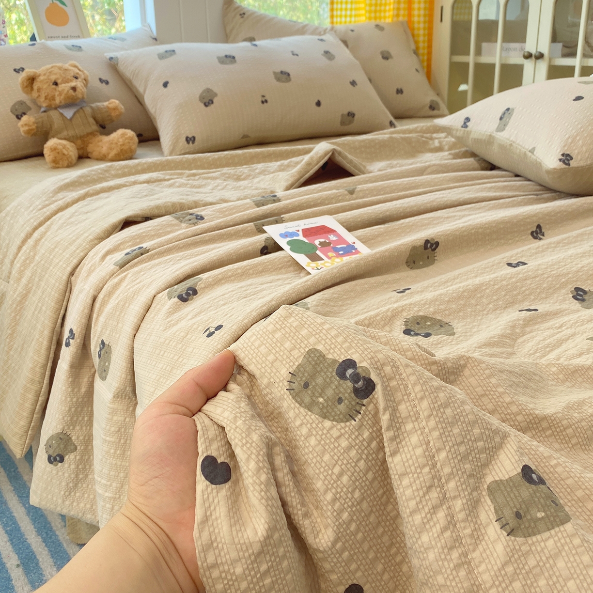 91家纺网 家纺一手货源 找家纺 莱米家纺 2026新款云感泡泡双层纱夏被夏凉被空调被床盖四件套 猫咪日记