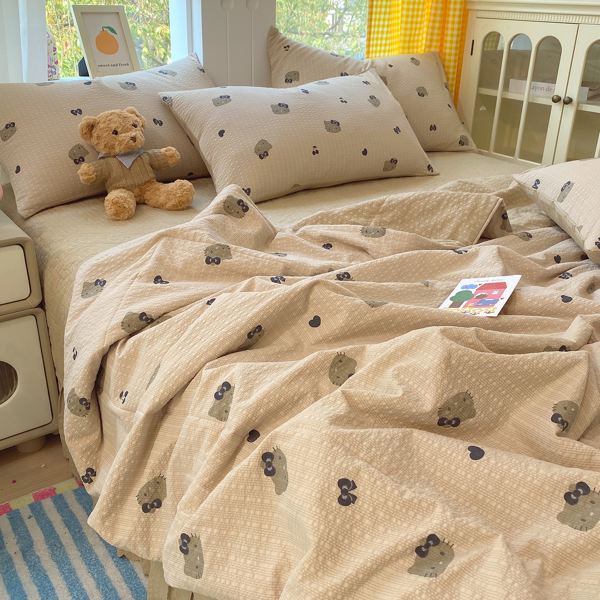 91家纺网 家纺一手货源 找家纺 莱米家纺 2026新款云感泡泡双层纱夏被夏凉被空调被床盖四件套 猫咪日记